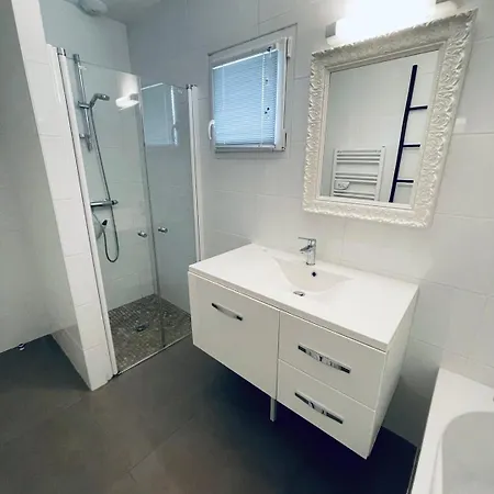 09, Piscine Chauffee 8 Personnes A 2 Pas De L'ocean 莱萨布勒-多洛讷