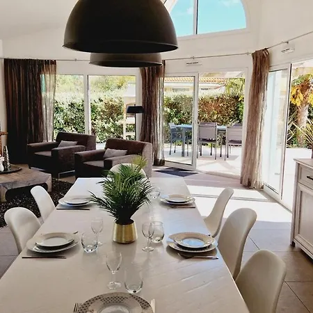 09, Piscine Chauffee 8 Personnes A 2 Pas De L'ocean 4*